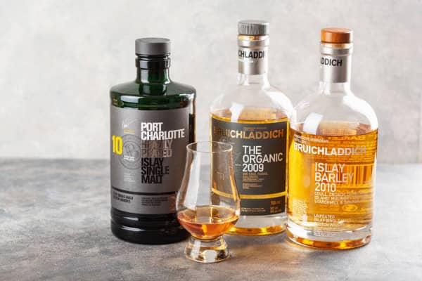 Tre bottiglie di una delle marchi di whisky emergenti: bruichladdich