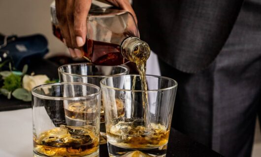 Avete domande su come servire il Whiskey? Ecco i 5 modi più popolari per farlo